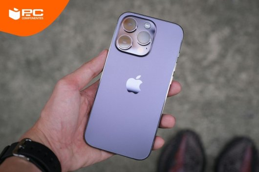 Un móvil iphone con pantalla LTPO