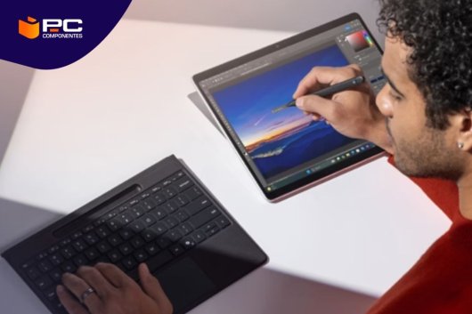 Una persona utilizando copilot en un portátil Surface Pro de Microsoft