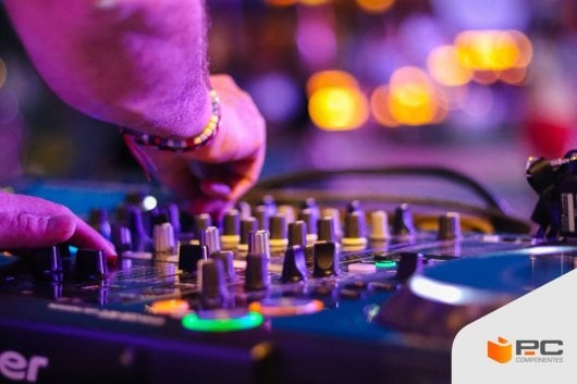 Una persona utilizando el equipo de una setup de DJ