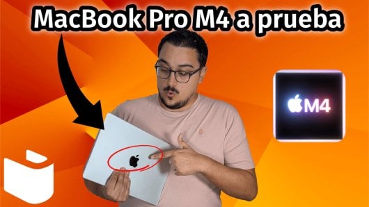 Nuestro experto en portátiles sostiene el Macbook Pro M4 de 2025