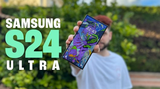 Nuestro experto en móviles sujeta el Samsung Galaxy S24 Ultra