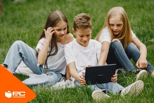 Unos niños usando una de las mejores tablets de lenovo