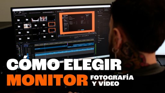 Un experto en edición de foto y vídeo sentado frente a su monitor