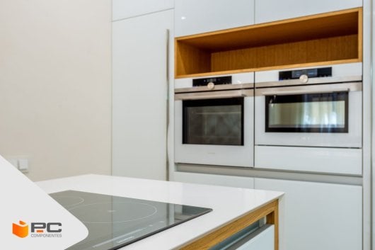 Un horno multifunción en una cocina