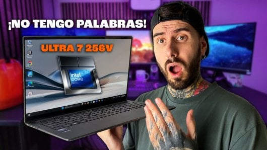 Un experto en hardware sostiene el portátil ASUS Zenbook S 14