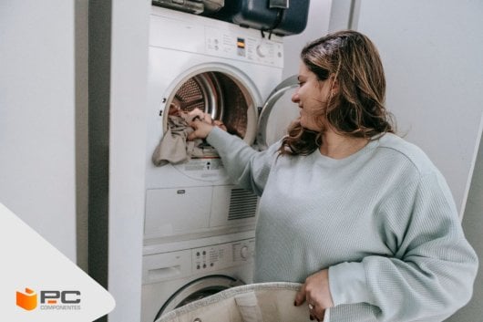 Una mujer usando una de las mejores lavadoras de bajo consumo