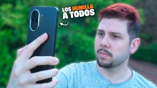 un joven sostiene el teléfono móvil Xiaomi Redmi A5 mientras mira la pantalla