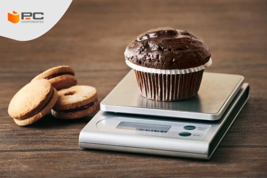 Una de las mejores básculas de cocina pesando comida