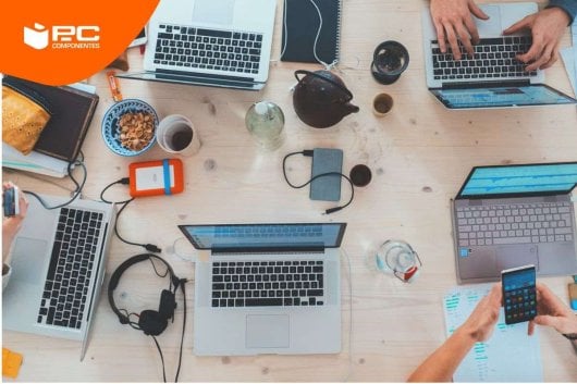 Diverse persone che lavorano con i migliori portatili Workstation di PcComponentes
