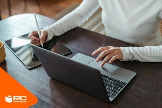 Una persona che lavora con uno dei migliori laptop convertibili 2 in 1
