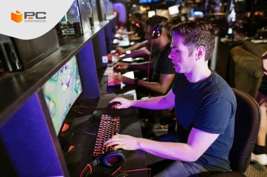 Um homem a jogar com uma das melhores placas gráficas para jogos em 4K