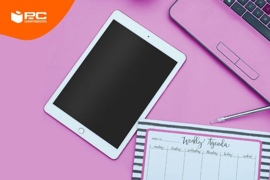 Una tablet iPad o Samsung encima de una mesa