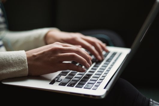 Descubre cómo trabajar en un portátil con la potencia de un PC de mesa