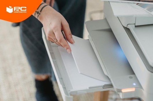 Uma pessoa a usar uma das melhores impressoras a laser qualidade preço