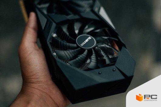 Una persona tratando de elegir una tarjeta gráfica 