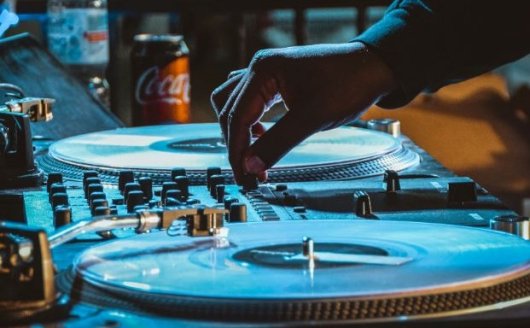 DJ