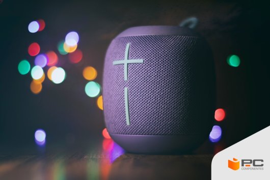 Um dos melhores altifalantes bluetooth em 2025 sobre uma mesa