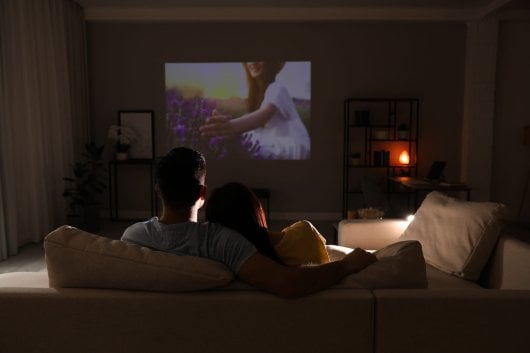 Cómo ver la tv en un proyector
