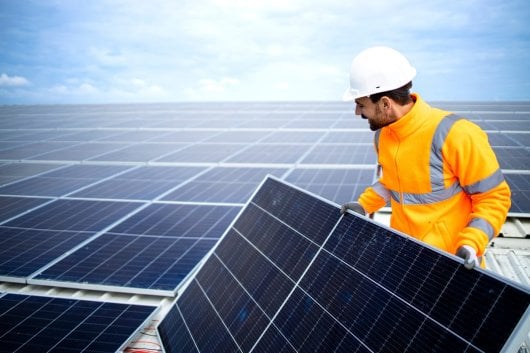 Consejos para ahorrar en la factura de la luz con Placas Solares