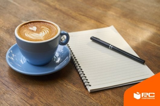 Un café junto a una lista de las mejores cafeteras automáticas relación calidad precio