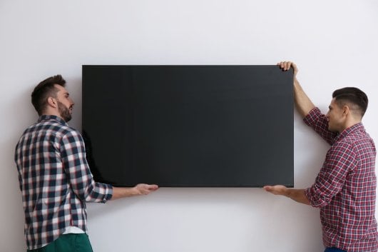 tv colgada en la pared