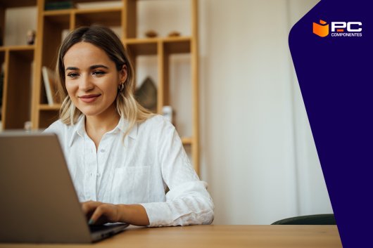 Una donna che utilizza uno dei migliori laptop economici fino a 200 euro