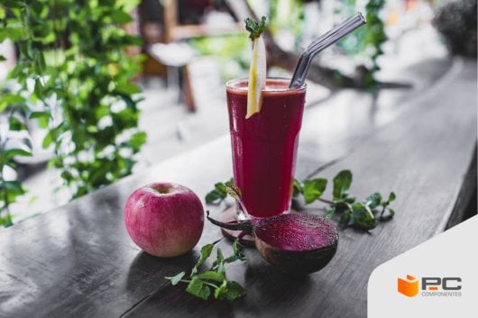 Un smoothie de manzana en una mesa