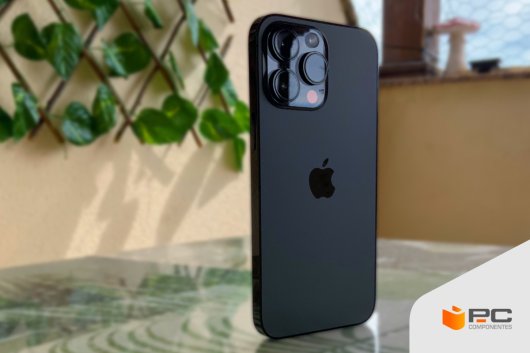 iPhone 14 Pro Max apoyado en una mesa