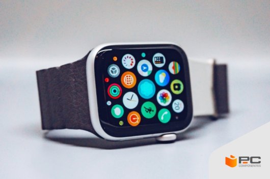 El reloj inteligente Apple Watch Series 8 blanco sobre una mesa blanca