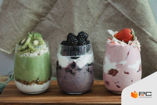Tres yogur caseros de kiwi, mora y fresa