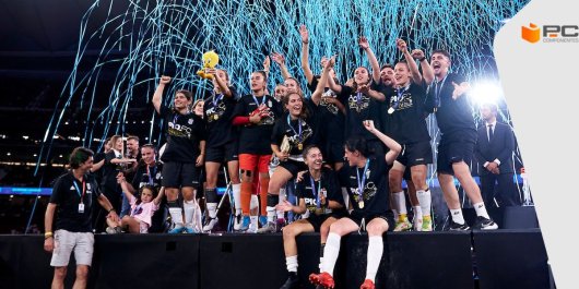 Las jugadoras de Pío Fc celebran la victoria en la final de la Queen's League
