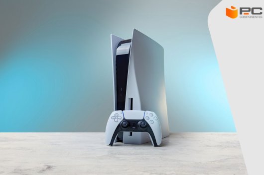 Imagen de la PlayStation 5 junto a un mando