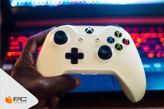 Un mando de la Xbox frente a un ordenador portátil