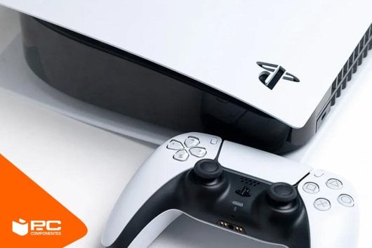 Imagen de la PlayStation 5 blanca con un mando Dual Sense