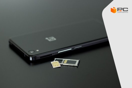 Un móvil OnePlus negro con la tarjeta SIM sacada