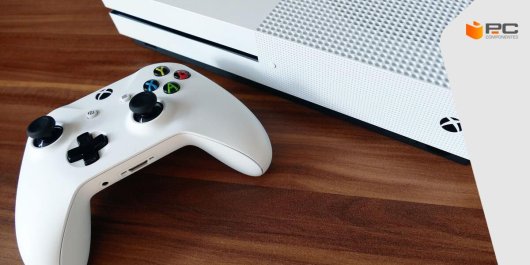 Consola Xbox Series S blanca y un mando blanco