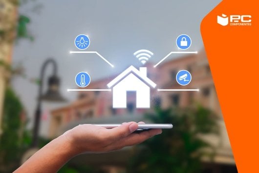 Iconografía de una casa inteligente sobre una mano