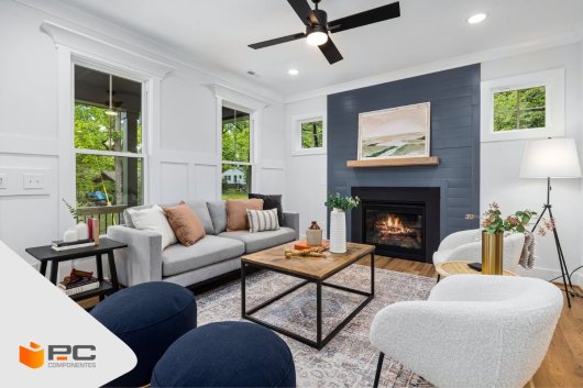 El salón de una casa con un ventilador de techo