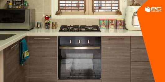 Un horno encastrable en una cocina