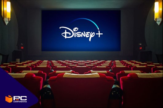Una sala de cine con el logo de disney+ proyectado