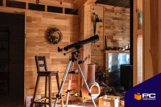 Un telescopio dentro de una casa