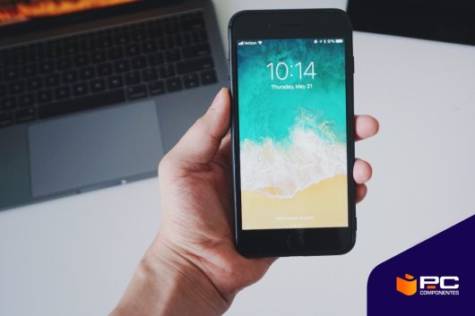 Una persona muestra la pantalla de su iPhone