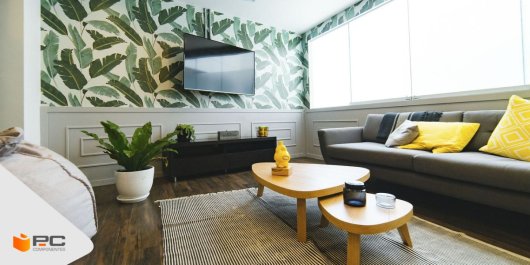 Televisor QLED colgado de la pared en un salón