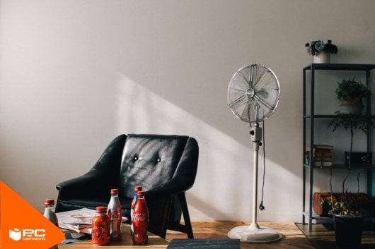 Un ventilador de pie en una sala de estar