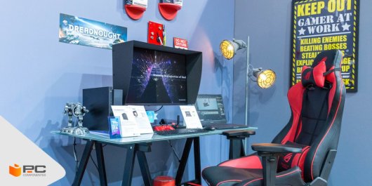 Una silla gaming infantil en una habitación gamer