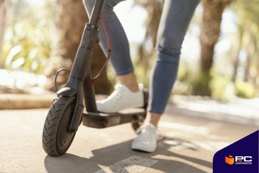 Una persona monta en patinete eléctrico por la calle