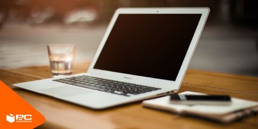 portatil de 300 euros sobre una mesa