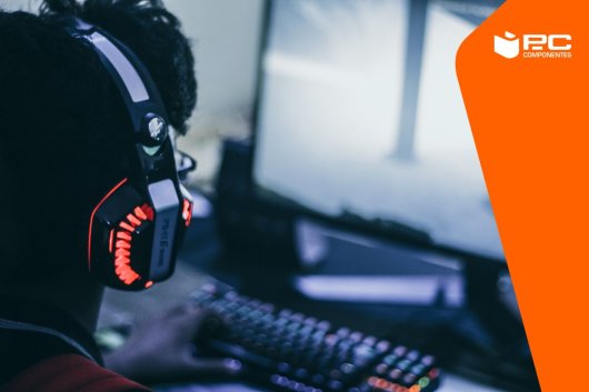 Un chico con auriculares gaming juega en su ordenador a los mejores juegos en Steam