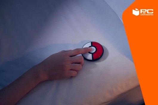 Una mano utiliza la Pokéball Pokémon GO Plus +