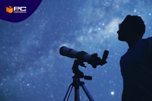 Una persona observa el cielo con un telescopio astronómico profesional